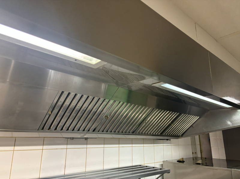 Dégraissage de hotte professionnelle à Béziers – Intervention Instal’Air conforme aux normes CHR