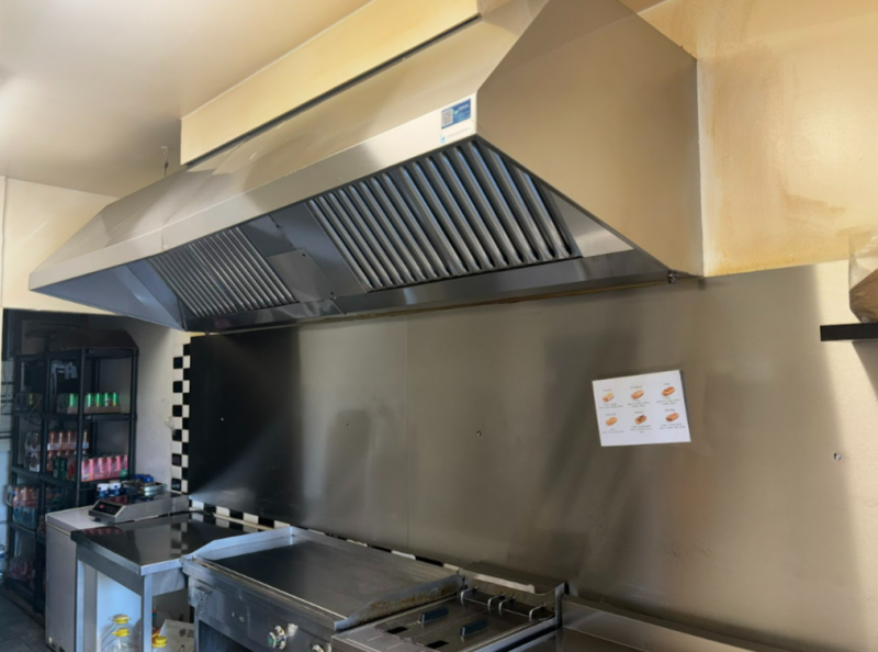 Dégraissage de hotte professionnelle dans un restaurant à Vauvert (Gard 30) Petite Camargue