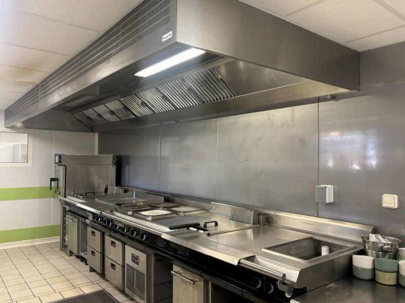 Dégraissage complet d’une hotte professionnelle dans un restaurant du centre-ville de Montpellier par Instal’Air