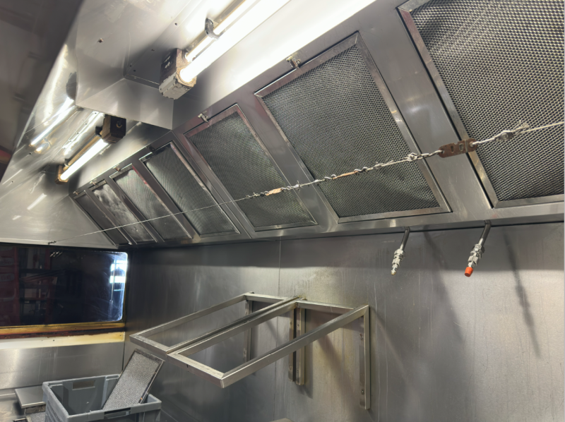 Dégraissage complet d’une hotte professionnelle dans un restaurant à Nîmes par Instal’Air
