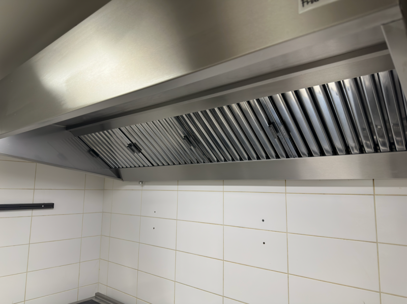 Nettoyage complet d’une hotte professionnelle dans un restaurant au Grau-du-Roi par Instal’Air