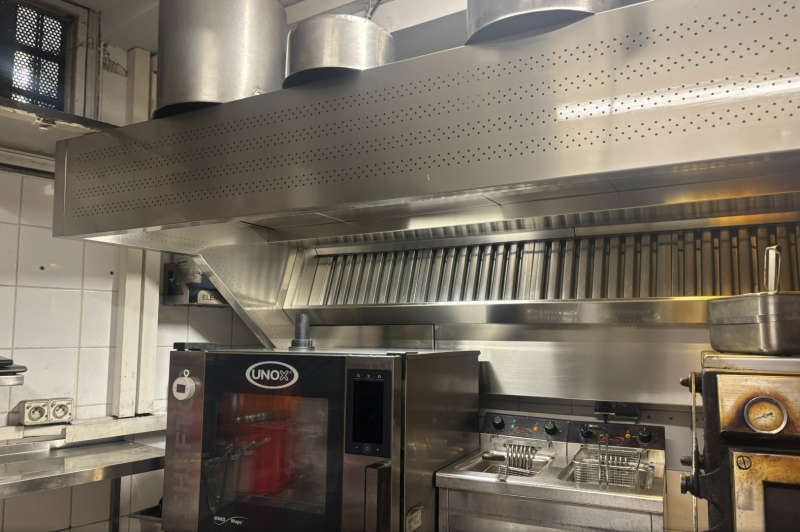 Nettoyage complet d’une hotte professionnelle dans un restaurant à Mauguio par Instal’Air