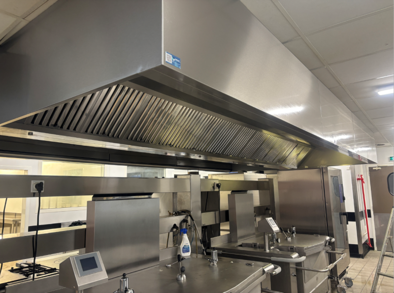 Dégraissage complet d’une hotte professionnelle dans un restaurant à Lunel par Instal’Air